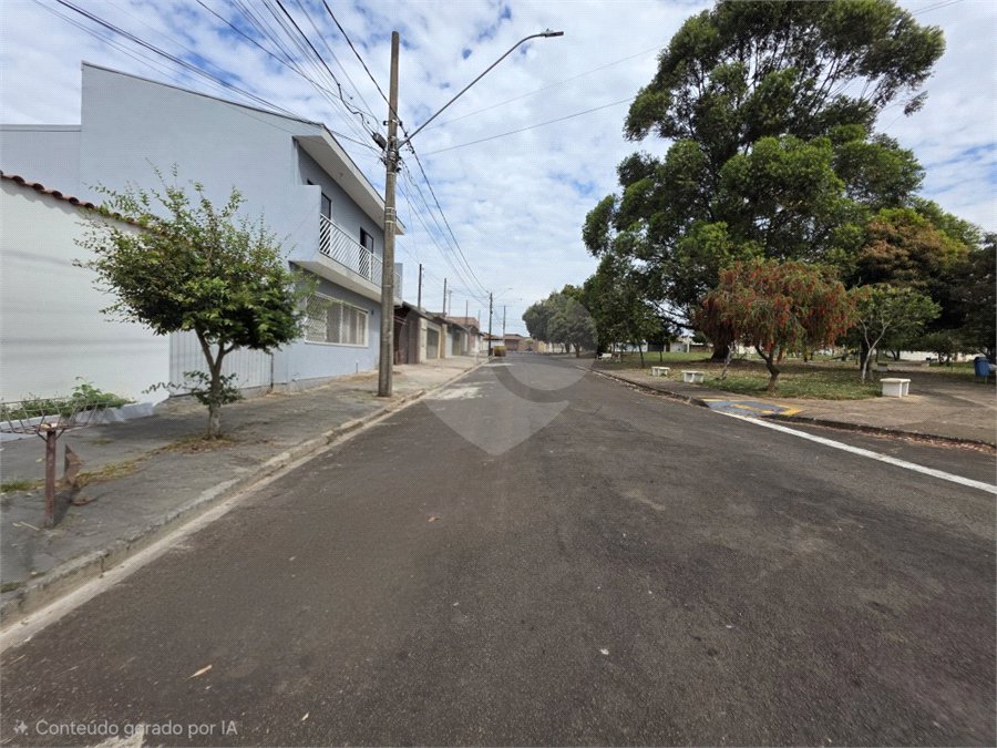 Casa térrea à venda no Douradinho com 2 quartos e edícula com mais dois quartos e 2 banheiros.