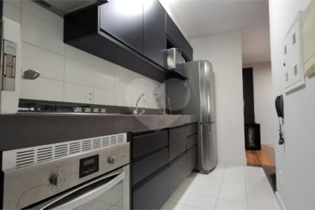 Apartamento com dois dormitórios sendo um climatizado, com duas vagas de garagem.