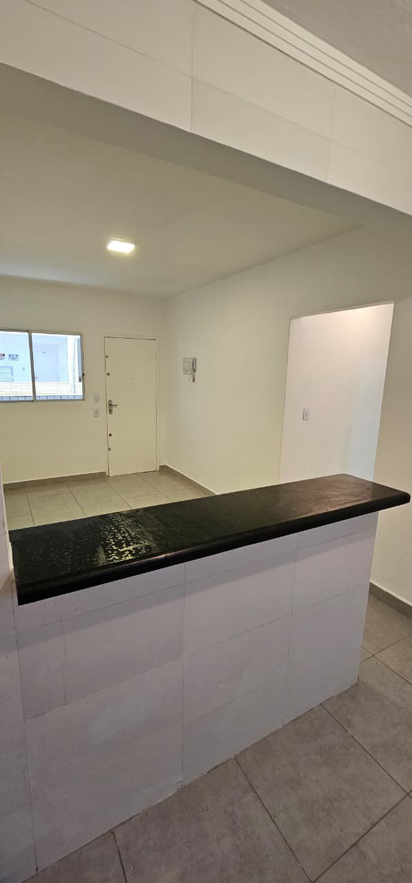 Apartamento de 01 Dormitório na Vila Caiçara — 200 m do Mar