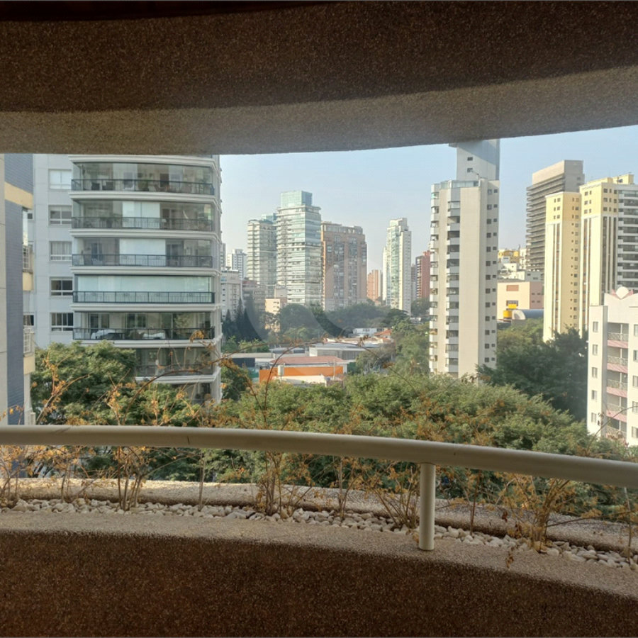 Apartamento a venda em Moema