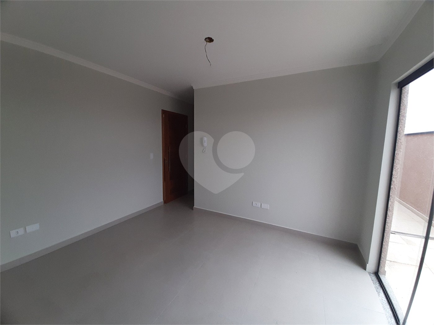 Apartamento COBERTURA com 66m2, 3 quartos, banheiro, sala, cozinha, quintal e 1 vaga