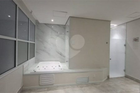 Apartamento com dois dormitórios sendo um climatizado, com duas vagas de garagem.