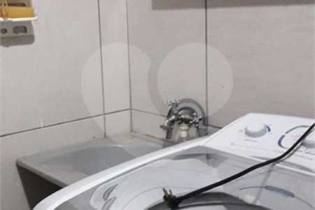 Casa térrea com 3 dormitórios, sendo 1 suíte.