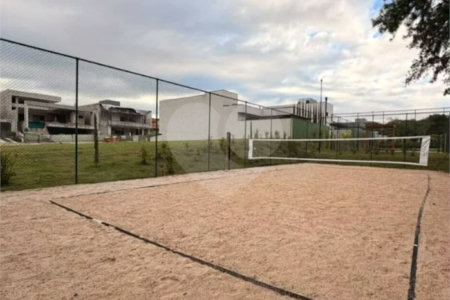 Indaiatuba - Condominio Villa Sapezal - 318 m² de Terreno - 230 m² de Área Construída - 3 suítes, sendo 1 Master com closet planejado - Sala de TV - Sala de estar integrada à Sala de jantar - Cozinha com móveis planejados - Despensa - Escritório planejado - Lavabo - Piscina com preparação para aquec
