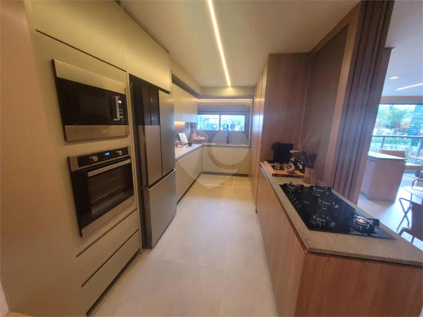 Apartamento na Mooca Vende de 4 dormitórios e 2 suítes ou com 3 suítes e sala ampliada, com área útil de 157,70 m², duas vagas de garagem.Condomínio Com lazer completo.Aceita e estuda Permuta.