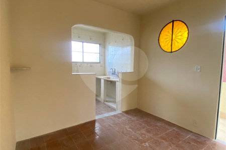 Casa da frente (parte superior): Possui 2 quartos, sala, cozinha, banheiro interno, banheiro externo, corredor e uma ampla área gourmet. | Casa da frente (parte superior): 2 quartos, sala, cozinha, banheiro interno, banheiro externo, corredor e ampla área gourmet. | Casa da frente (parte inferior):
