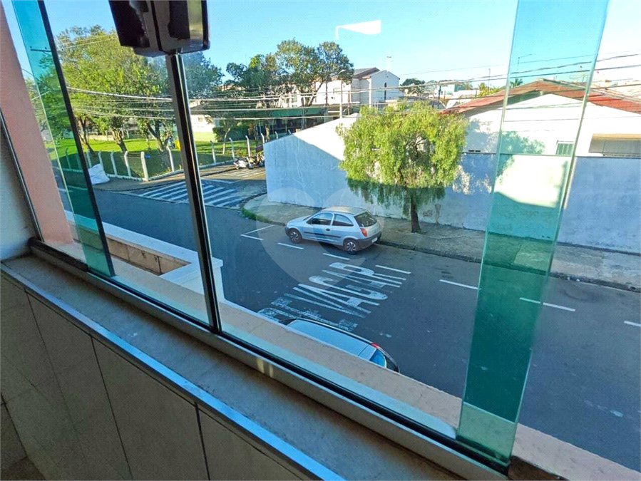 ?Oportunidade Única em São Carlos: Salão Comercial + Casa Independente nos Fundos – Ideal para Investidores!