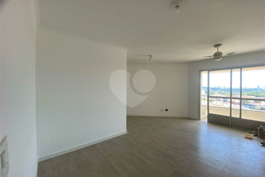 Apartamento possui 70 metros,1 vaga de garagem coberta.
