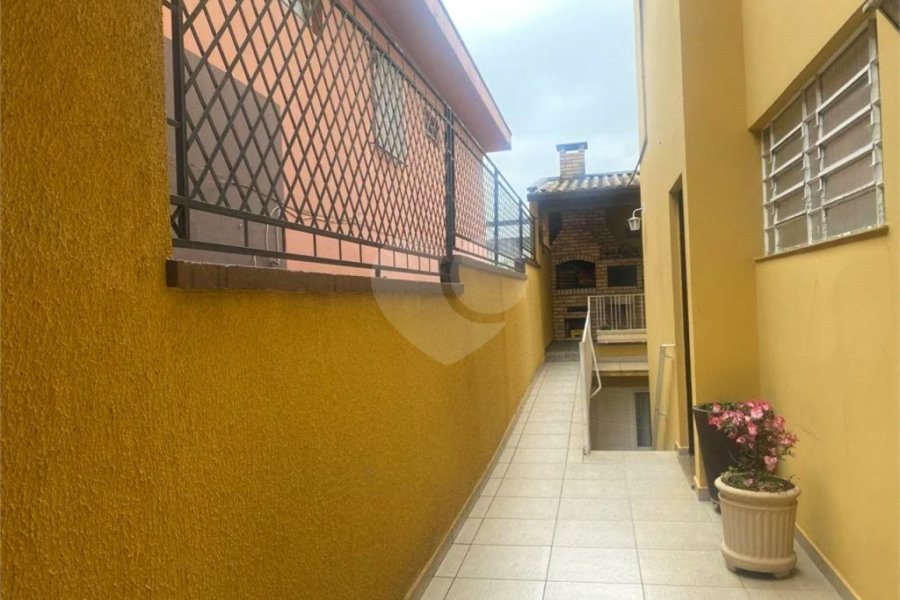 Sobrado à venda com 150 metros de área util e possui 3 dormitórios, sendo 1 suíte.