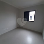 Apartamento VENDER com 44m2, com 2 quartos, banheiro, sala integrada à cozinha e 1 vaga de garagem