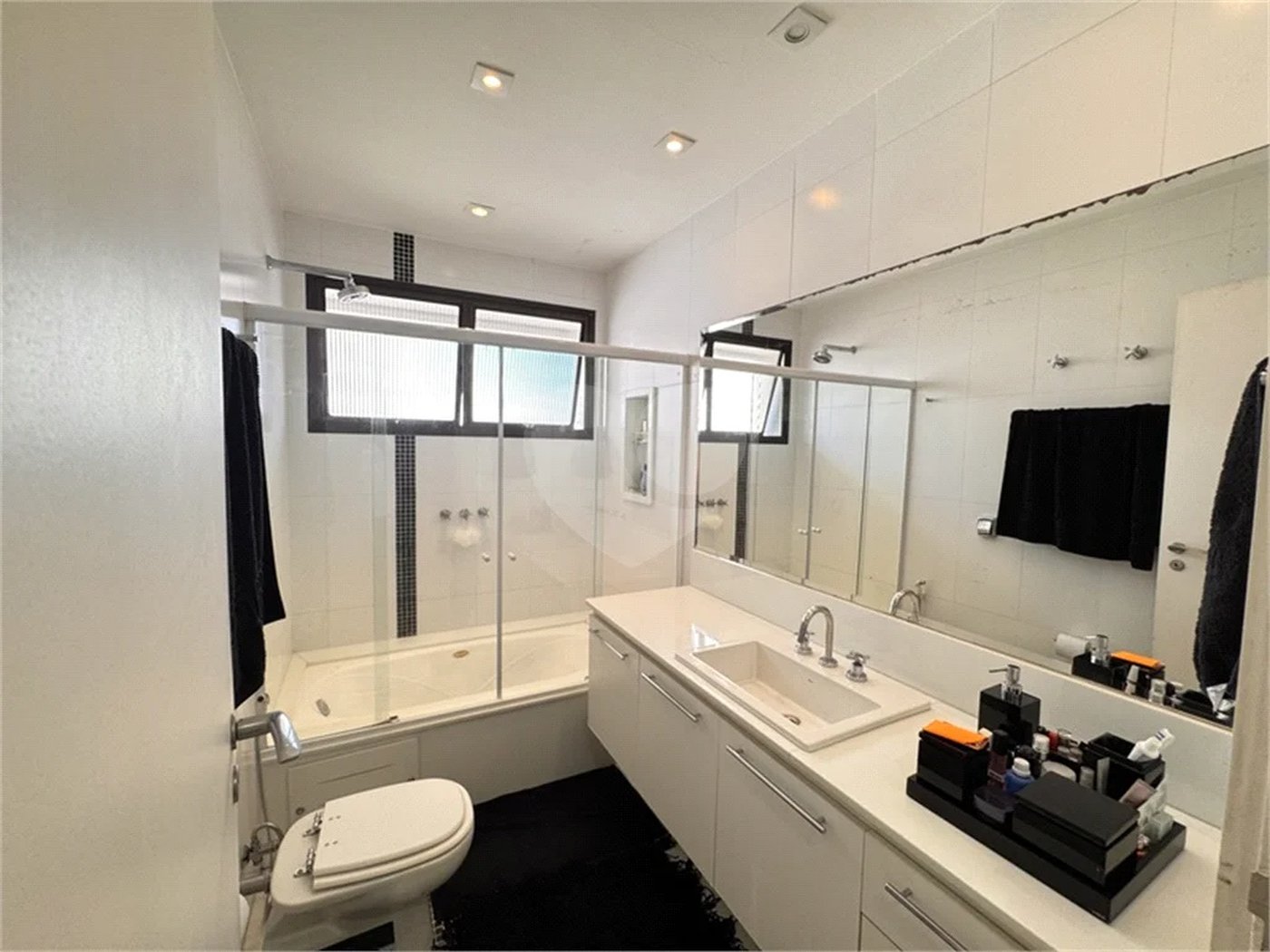 Higienópolis: Apartamento de 350 m2, 4 suítes, 5 vagas.