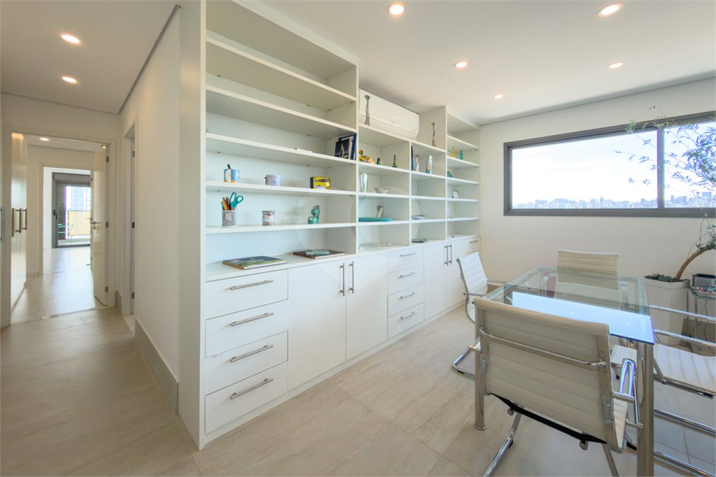 Apartamento de 03 dormitórios sendo 02 suítes com 02 vagas de garagem.