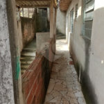Terreno com 6 casas em 293m² de área total.