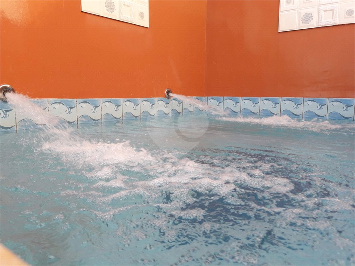 COBERTURA COM PISCINA E CHURRASQUEIRA NA CASA VERDE.