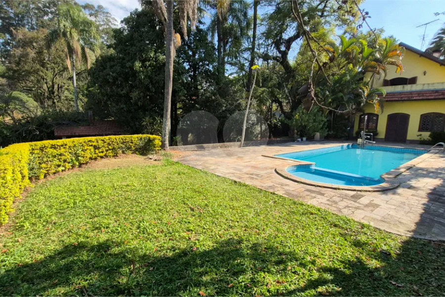 Casa com Piscina, Sauna e Edícula em Rua Arborizada no Tremembé