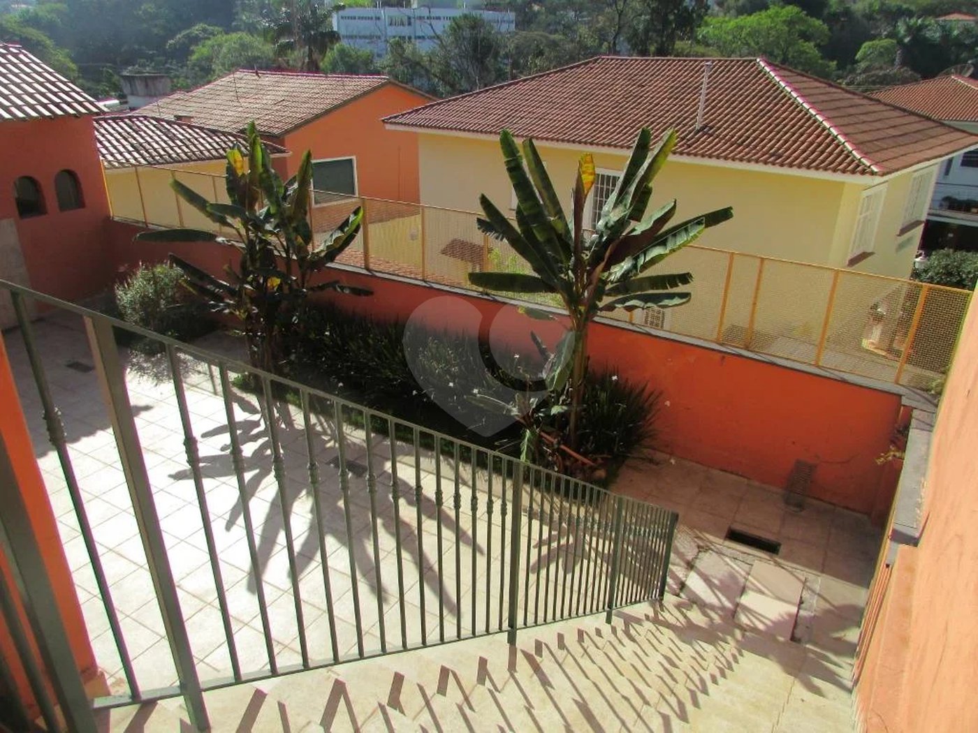 Casa no Pacaembu com ótima distribuição e amplo quintal em terreno em declive