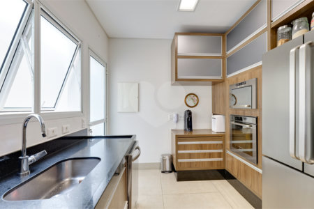 Casa à venda com 4 quartos, sendo 2 suítes, no condomínio Bristol Village, São Paulo - SP