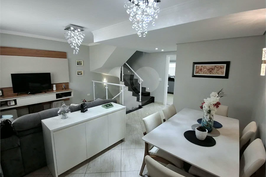Casa à venda com 3 quartos, sendo 1 suíte, no condomínio Vila Arnoni, São Paulo - SP