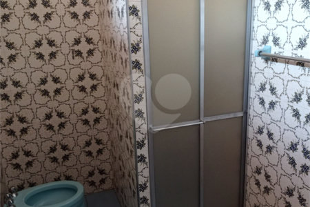 Linda casa no centro com 3 quartos.