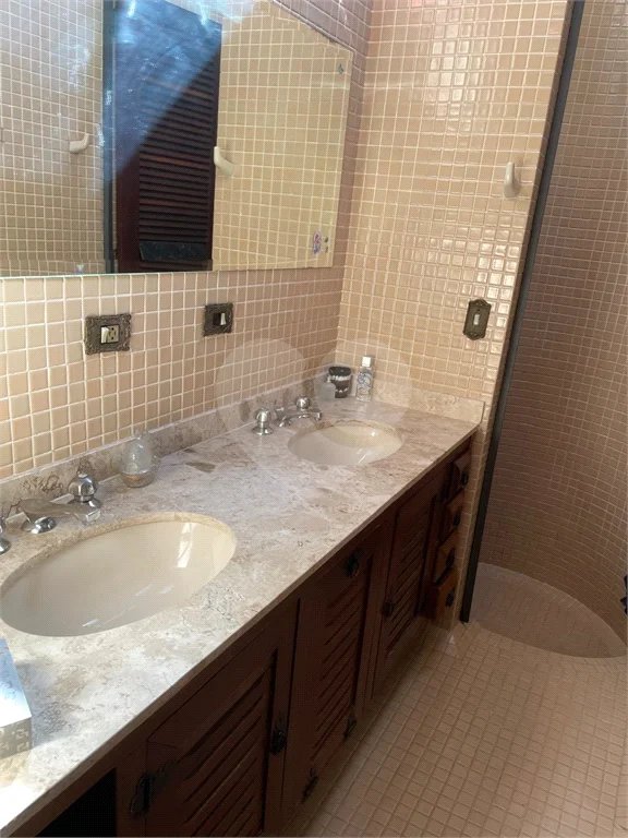 Casa à venda, 742 m², com piscina, 5 suítes, em Embu das Artes