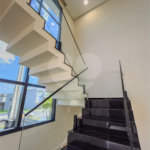 Indaiatuba - Condomínio Milano - Sobrado - 350 m² de terreno - 240 m² de área construída - 4 vagas de garagem, sendo 2 cobertas - Salas de estar e jantar integradas - 3 suítes com closet e varanda no pavimento superior - Escritório no térreo - Espaço gourmet com churrasqueira - Banheiro externo