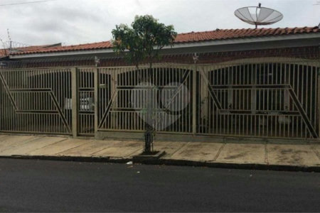 Casa térrea com 3 dormitórios, sendo 2 suítes.