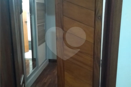 Sobrado com 4 dormitórios, sendo 1 suíte.