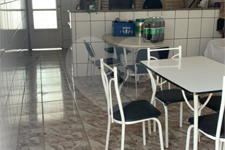 Casa térrea com 3 suítes.