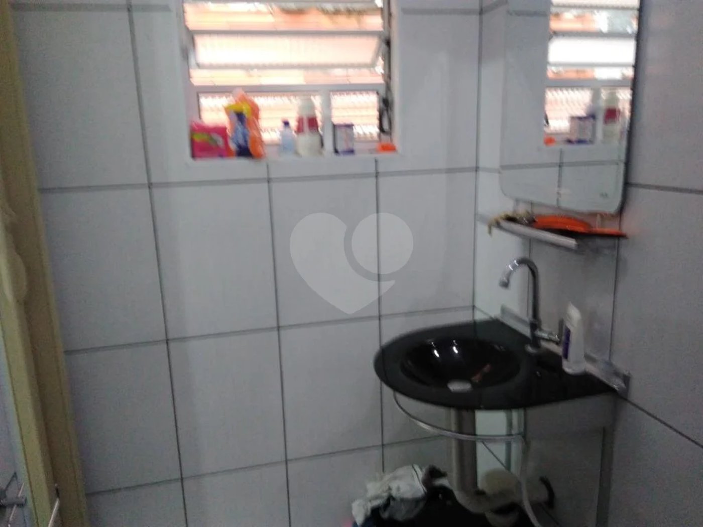 3 dormitórios, 2 suítes, banheiro, sala, cozinha ampla e 2 vagas de garagem