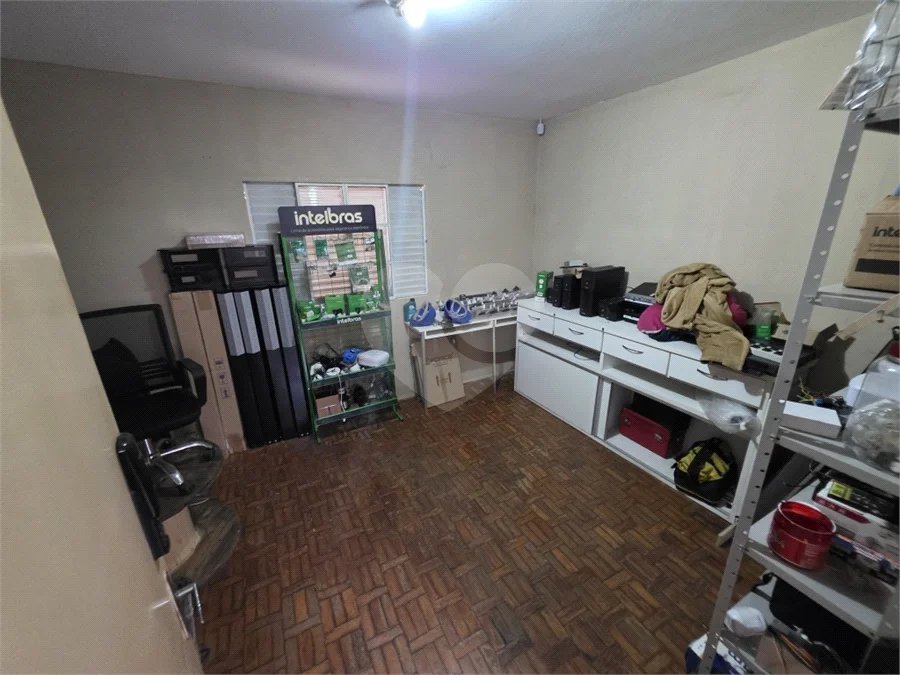 Casa térrea à venda com amplo quintal e grande potencial na Vila Nery