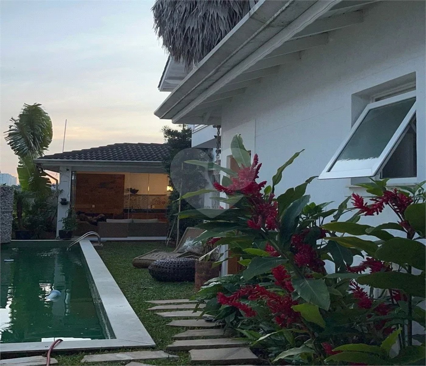 SOBRADO MOBILIADO DE 199,0 M² COM 02 SUITES, 04 VAGAS E PISCINA PARA VENDA NO JARDIM VIRGINIA BIANCA