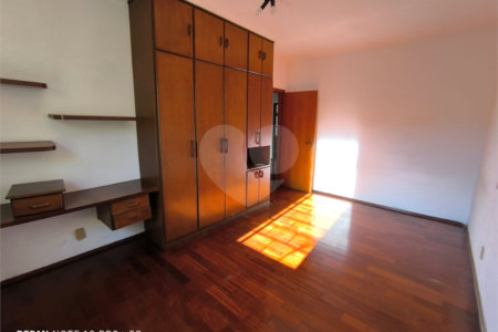 Casa á venda na Avenida Pau Brasil.