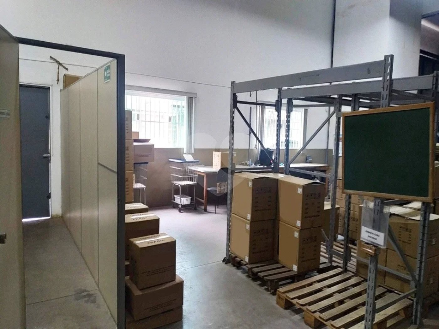 Galpão com 1155m² , 6 banheiros , sendo 2 vestiários , atualmente com 13 vagas , podendo chegar a 17 , à venda na Vila Principe de Gales em Santo André.