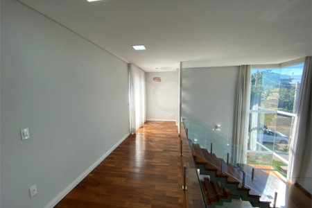 Casa com alto padrão de acabamento para venda no Condomínio Montreal.