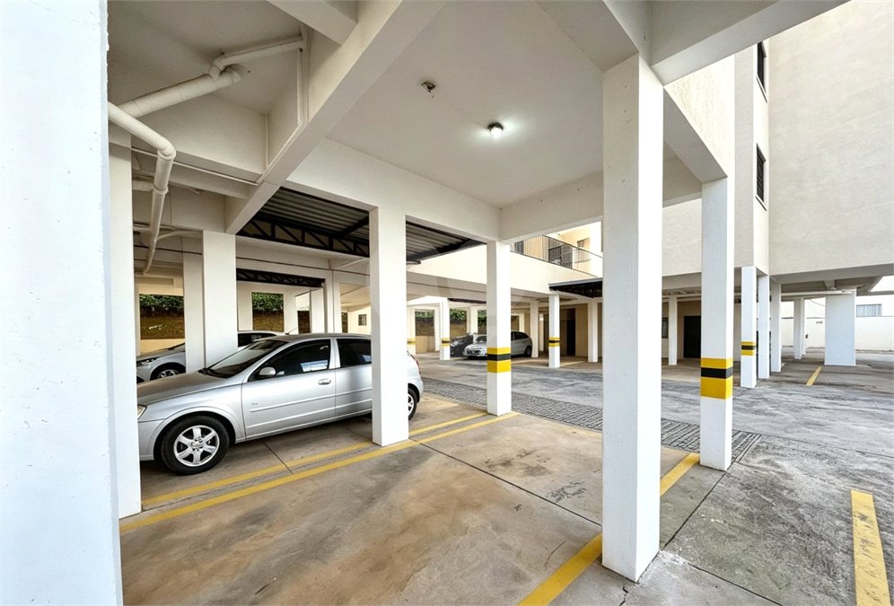 Apartamento á venda no centro com dois dormitórios e sacada.
