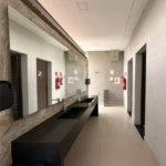 Indaiatuba - Condominio Villa Sapezal - 318 m² de Terreno - 230 m² de Área Construída - 3 suítes, sendo 1 Master com closet planejado - Sala de TV - Sala de estar integrada à Sala de jantar - Cozinha com móveis planejados - Despensa - Escritório planejado - Lavabo - Piscina com preparação para aquec
