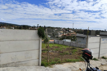 Terreno em Atibaia com 990 metros, pronto para construir, topografia declive, aceita financiamento