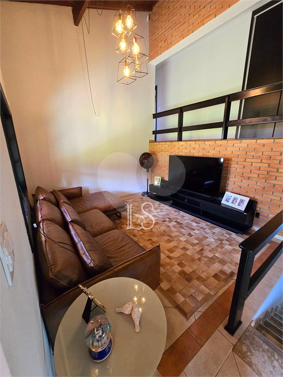 Indaiatuba- Vale das Laranjeiras - Vista dos fundos para o lago - Casa assobradada - 3 pisos, 4 quartos, 2 suítes, uma com hidro ,escritório, sala 3 ambientes, lareira, lavabo,cozinha ampla, despensa, lavanderia, churrasqueira, forno pizza, 6 wcs, piscina, jardim despensa, garagem, segurança