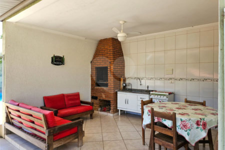 Casa térrea em Atibaia com 3 dormitórios (2 suítes), piscina, espaço gourmet, condomínio fechado