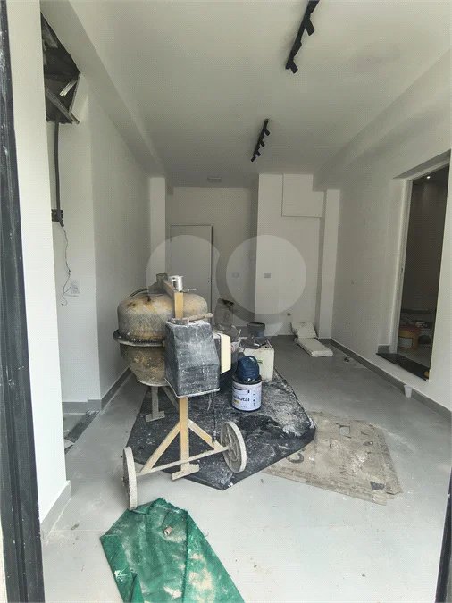 O imóvel possui 20 m² de área útil e 35 m² de área total, sendo uma ótima opção para instalação de escritório, consultório ou atividade comercial.