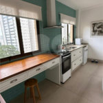 Apartamento de 130 m² com três dormitórios, sendo uma suíte, com armários embutidos, dependências de empregado e lavabo