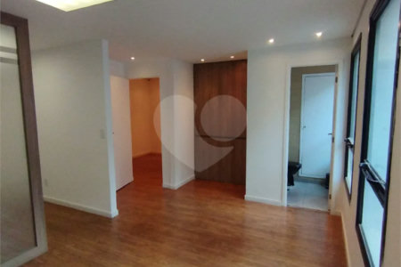 Sala comercial na Oscar Freire à venda Sala coml à venda na Oscar Freire OPORTUNIDADE Sala coml esquina. Rebouças