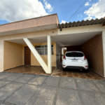 Casa térrea com piscina e 3 quartos.
