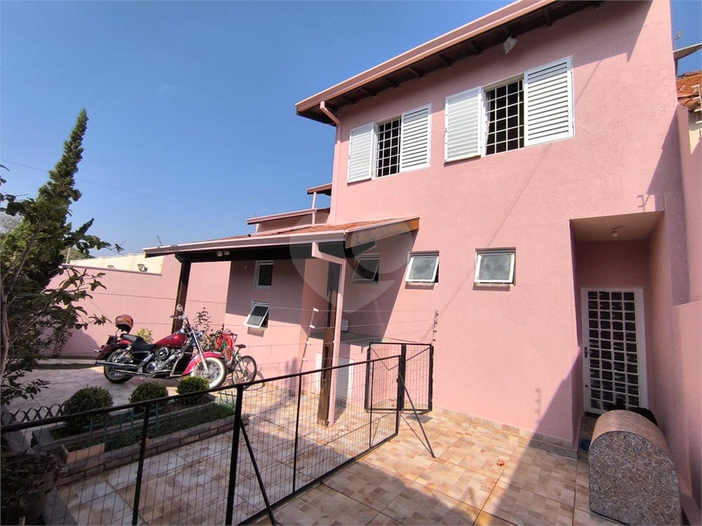 Casa à Venda no Santa Marta com 3 Suítes e Piscina