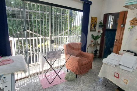 Casa no Jardim Medeiros ampla com 3 dormitórios bem distribuída
