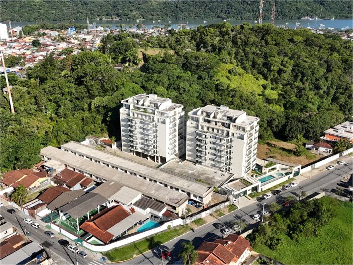 Apartamento à venda com 2 quartos, sendo 1 suíte,  no Centro, Bertioga, SP