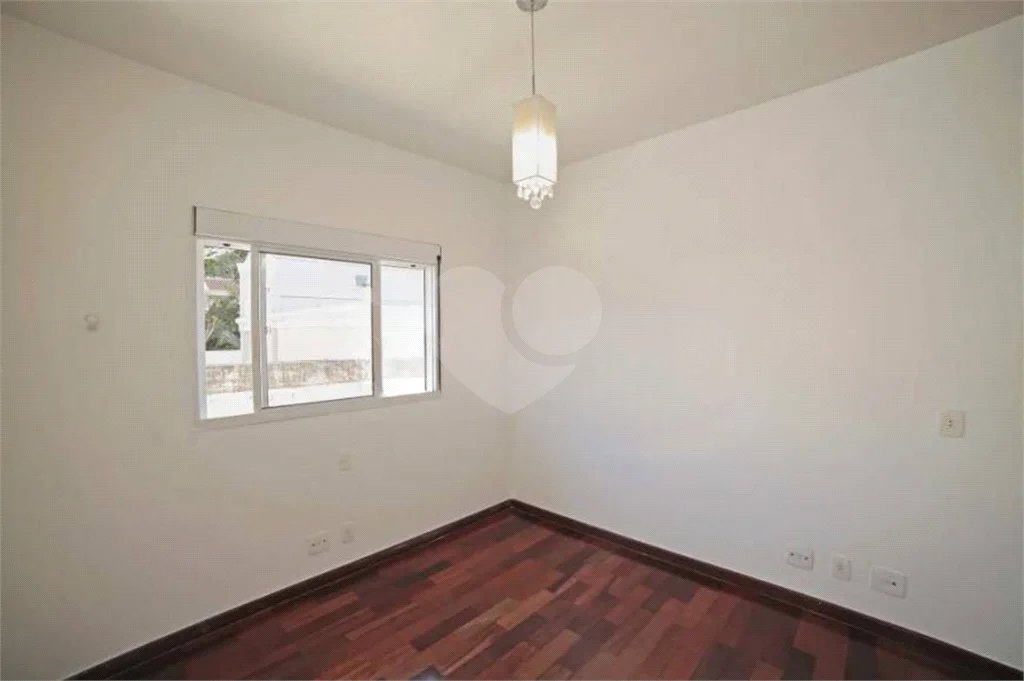 Casa à venda ou para alugar com 5 quartos, sendo 3 suítes, no condomínio Villa Florida, São Paulo - SP