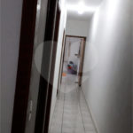 Casa térrea com 3 dormitórios, sendo 1 suíte.