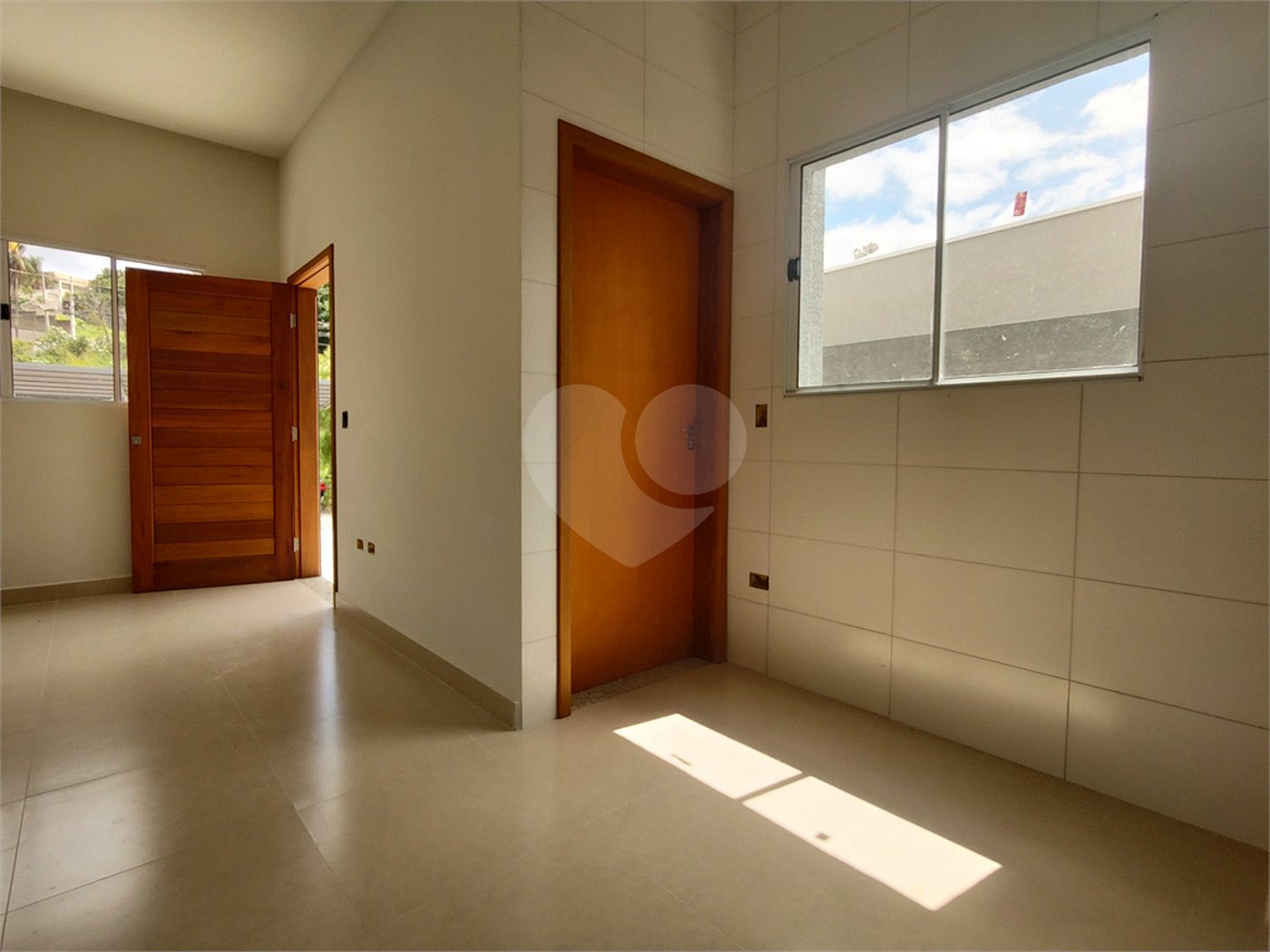 Casa térrea em Atibaia com 3 suítes, sala 2 ambientes, 2 vagas garagem, excelente localização, pronta para morar