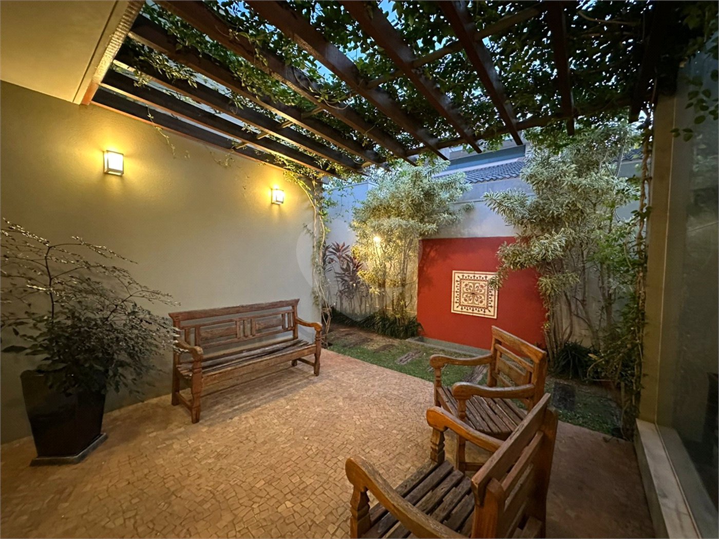 Casa a venda no condomínio Damha II